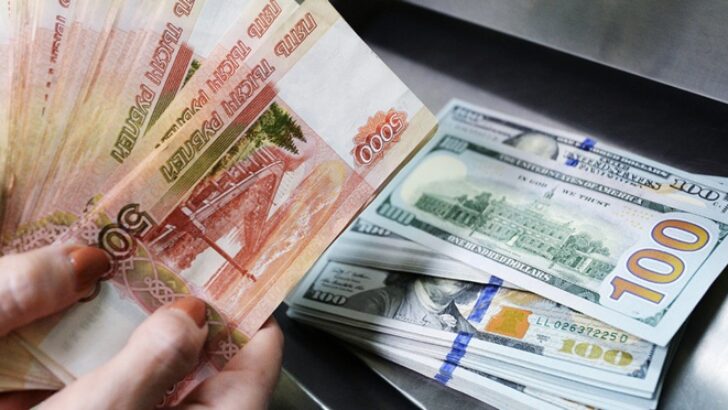 Jeopolitik riskler Rus rublesini eritiyor